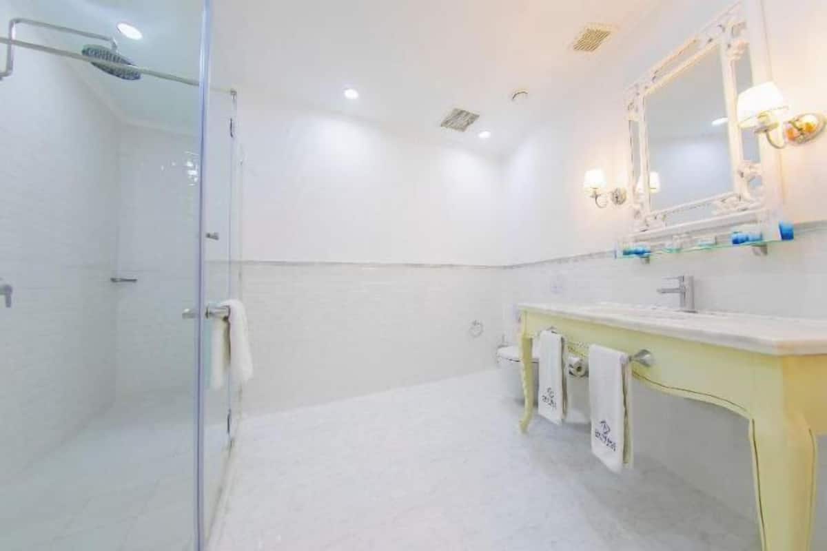 Kylpyhuone | Suihku, ilmaiset hygieniatuotteet, hiustenkuivaaja, kylpytakit