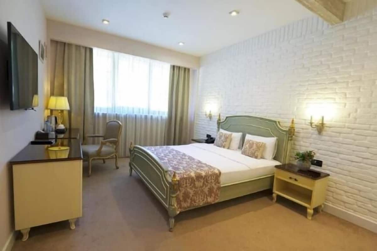 2 bedrooms, in-room safe, desk, blackout curtains