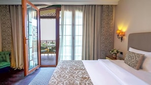 Family Room | In-room safe, desk, blackout drapes, soundproofing