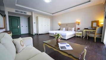 Deluxe Double or Twin Room | In-room safe, desk, blackout drapes, soundproofing