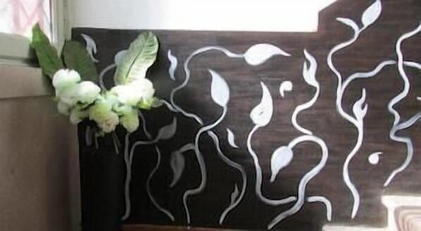 Una pared con un diseño abstracto en blanco y negro.