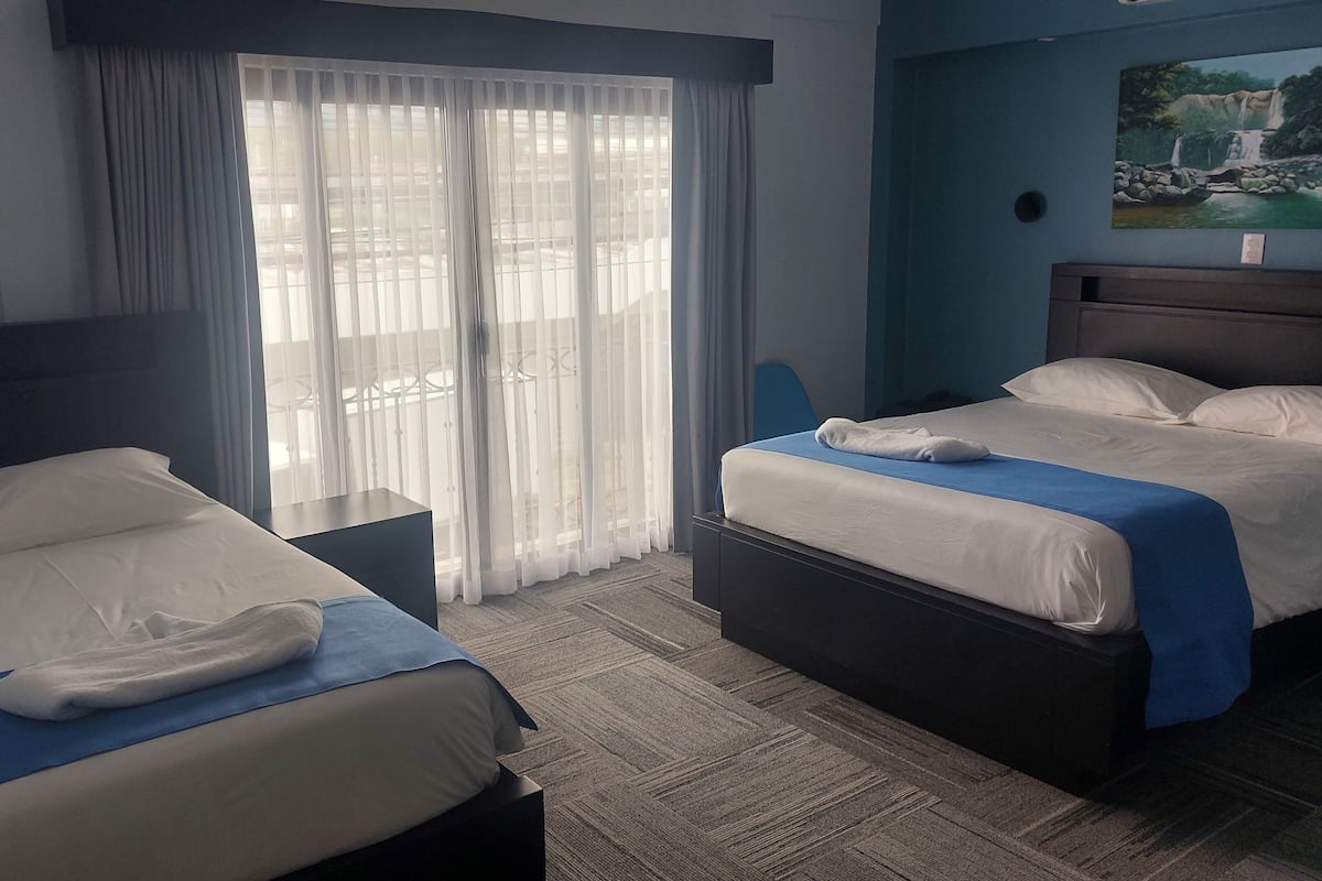 Chambre Triple Junior, plusieurs lits | 1 chambre, coffres-forts dans les chambres, Wi-Fi gratuit, draps fournis