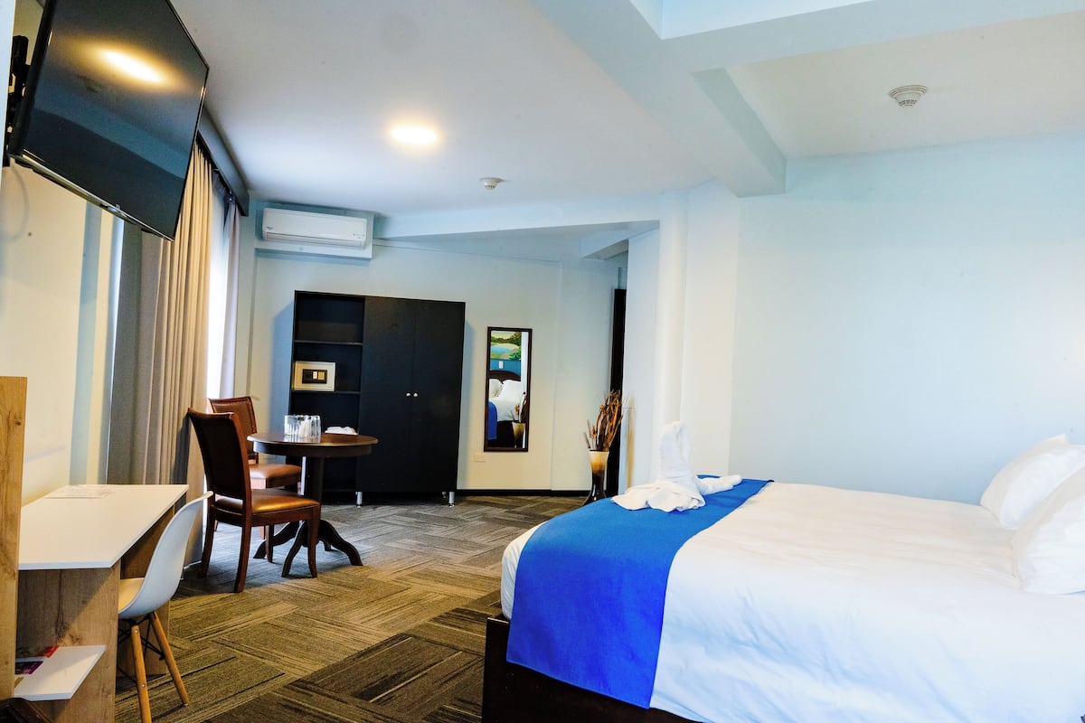 Suite Supérieure, 1 trÚs grand lit, baignoire | 1 chambre, coffres-forts dans les chambres, Wi-Fi gratuit, draps fournis