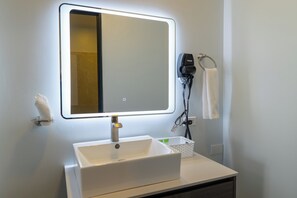 Habitación estándar, 1 cama matrimonial | Baño | Amenidades de baño gratuitas y toallas 