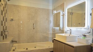Een moderne badkamer met een bad, een wastafel en een spiegel.