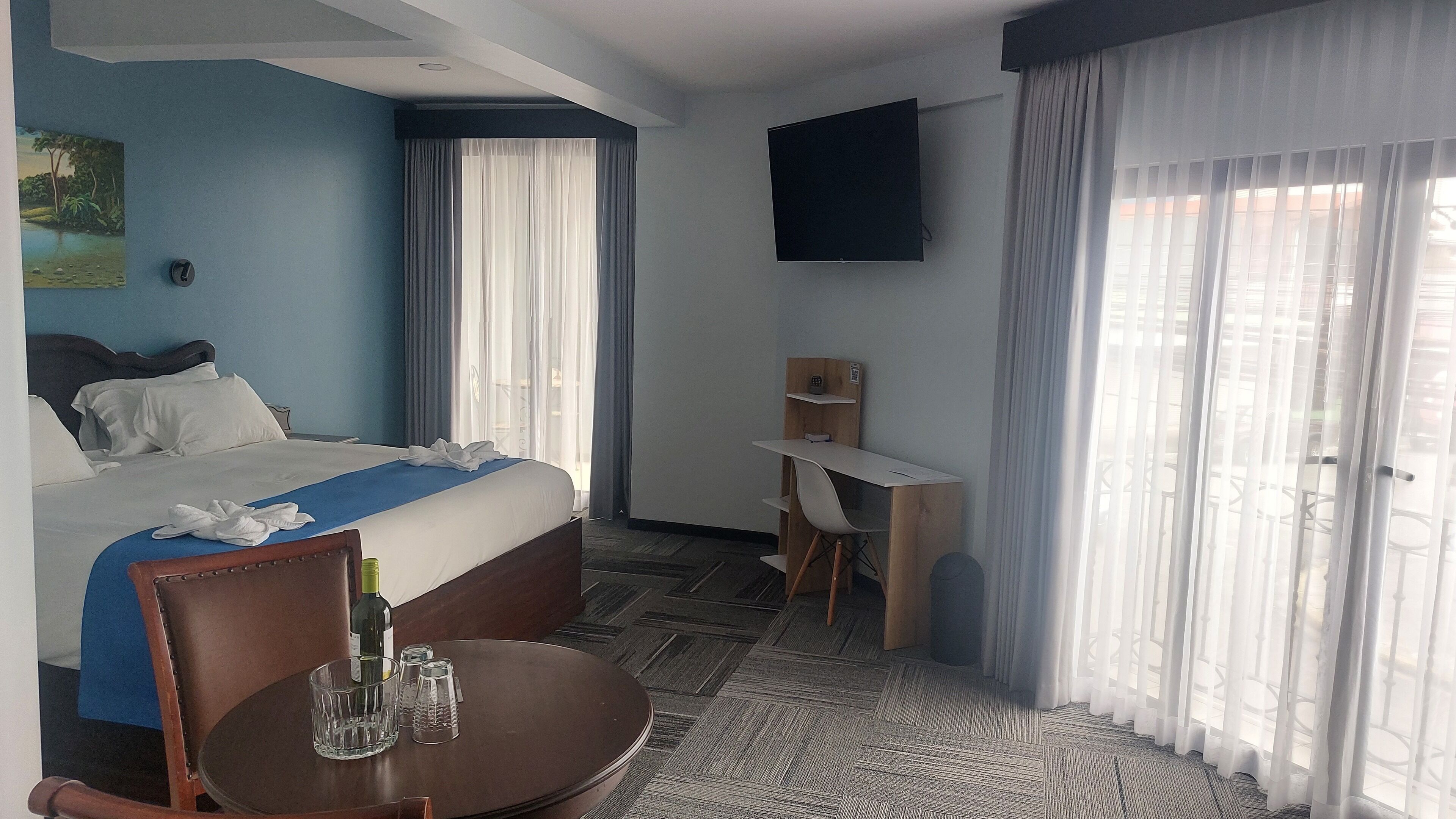 superior suite, 1 king bed, bathtub | 1 bedroom, in-room safe, free wifi, bed sheets