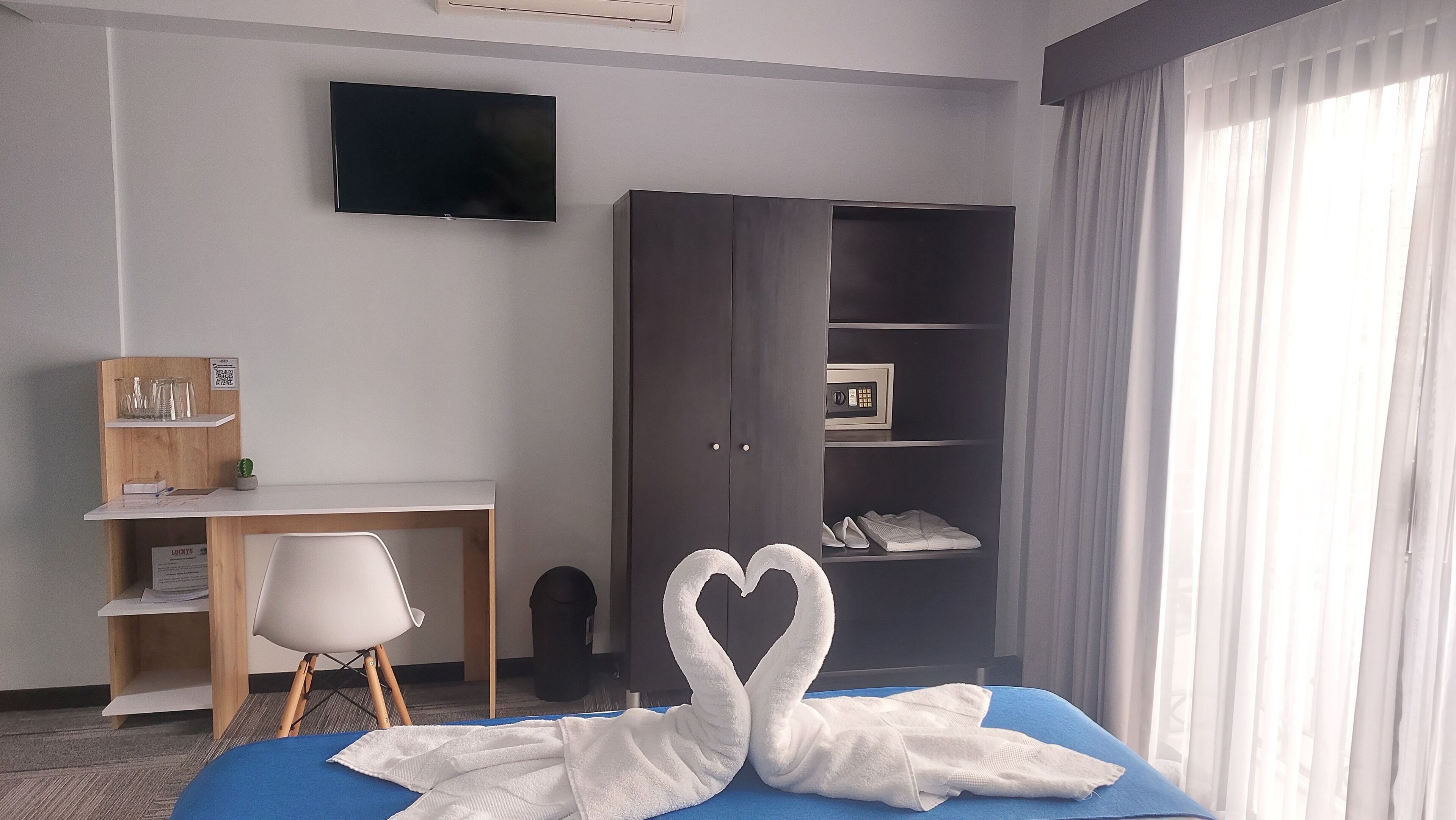 standard room, 1 queen bed | 1 bedroom, in-room safe, free wifi, bed sheets