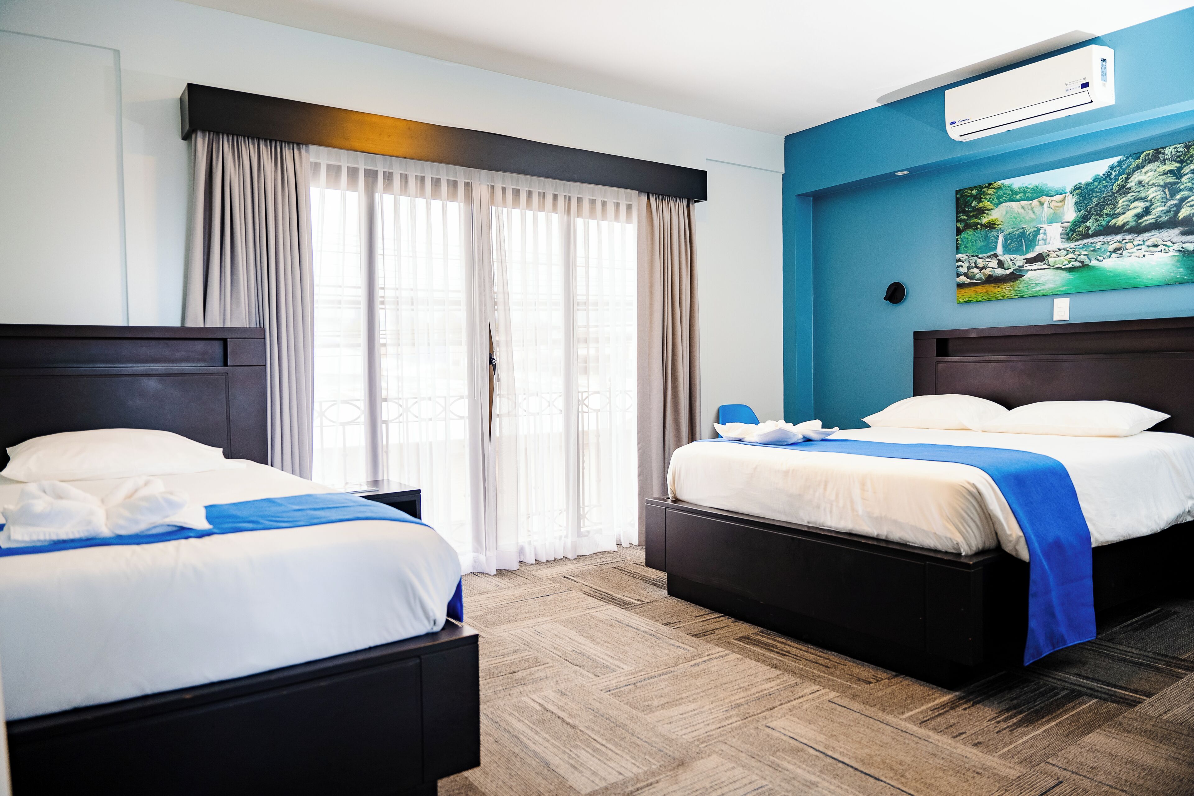 Habitación superior, 2 camas dobles, baño privado | Caja fuerte, wifi gratis, ropa de cama