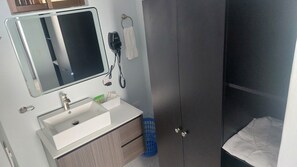 Standard Room, 1 Double Bed | Bathroom