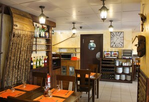 Sarapan, makan tengah hari dan makan malam dihidangkan 