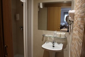 Douche, articles de toilette gratuits, sĂšche-cheveux, peignoirs