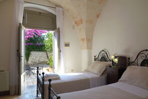 Premium bedding, minibar, desk, bed sheets - Masseria Lamiola Piccola (Ostuni)