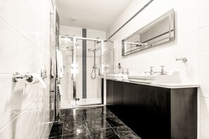 Suite romantique | Salle de bain | Articles de toilette (gratuits), séchoir à cheveux, serviettes fournies