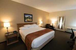 In-room safe, desk, laptop workspace, iron/ironing board - Marv Herzog Hotel (Frankenmuth)