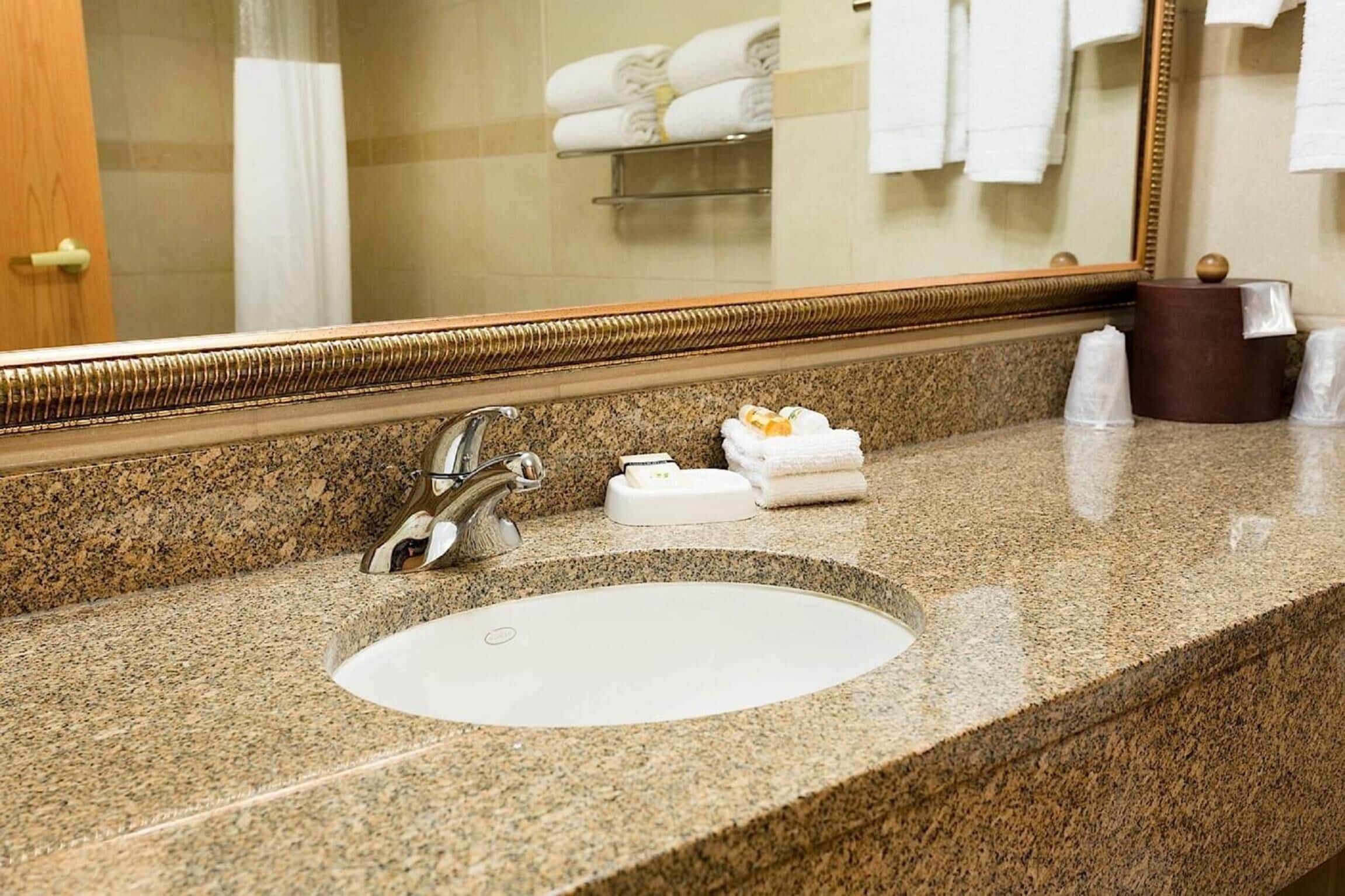 combined shower/bathtub, towels