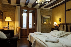 Casa, 5 quartos | 5 quartos, escrivaninha, Wi-Fi de cortesia, roupa de cama