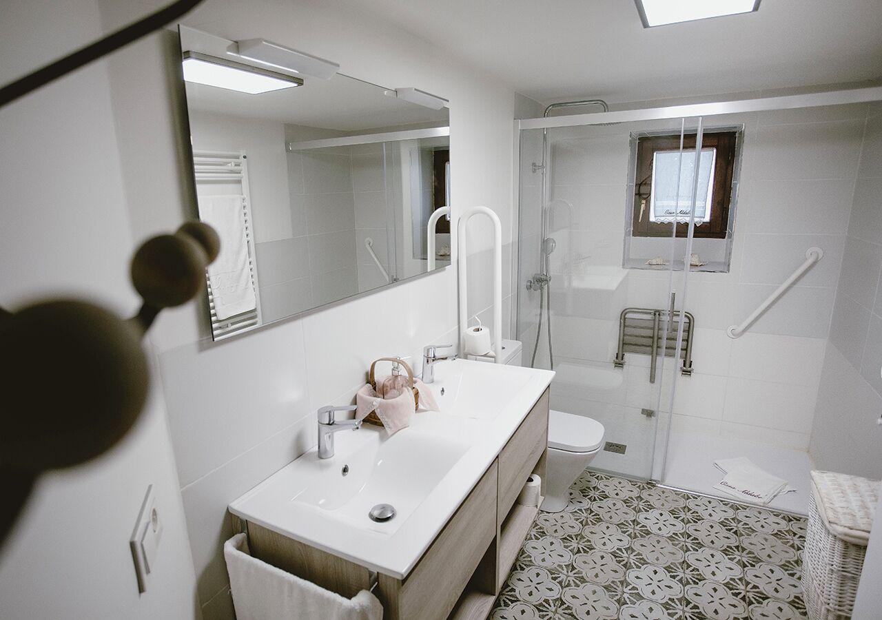 Casa, 5 habitaciones | Baño | Artículos de higiene personal ecológicos, secador de pelo y toallas