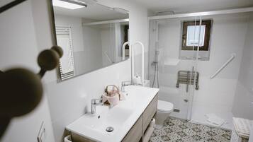House, 5 Bedrooms | Bathroom | Eco-friendly toiletries, hair dryer, towels