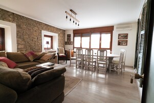 Casa, 5 habitaciones | Zona de estar | Una televisión de pantalla plana, libros