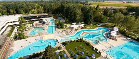 Piscina coperta, piscina all'aperto