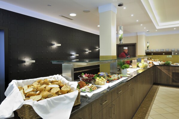 Se sirven almuerzos y cenas, cocina regional