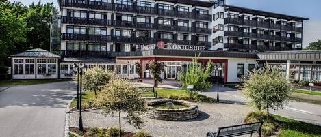 Vista frontal de la propiedad