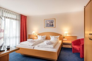 Minibar, in-room safe, iron/ironing board, free WiFi - Johannesbad Hotel Königshof (Bad Fuessing)