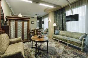 家庭房 | 防过敏的被褥、客房内保险箱、办公桌、笔记本电脑工作区