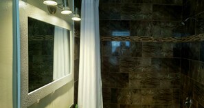 Combined shower/tub, free toiletries, hair dryer, towels - Travellers Motel (Stratford)