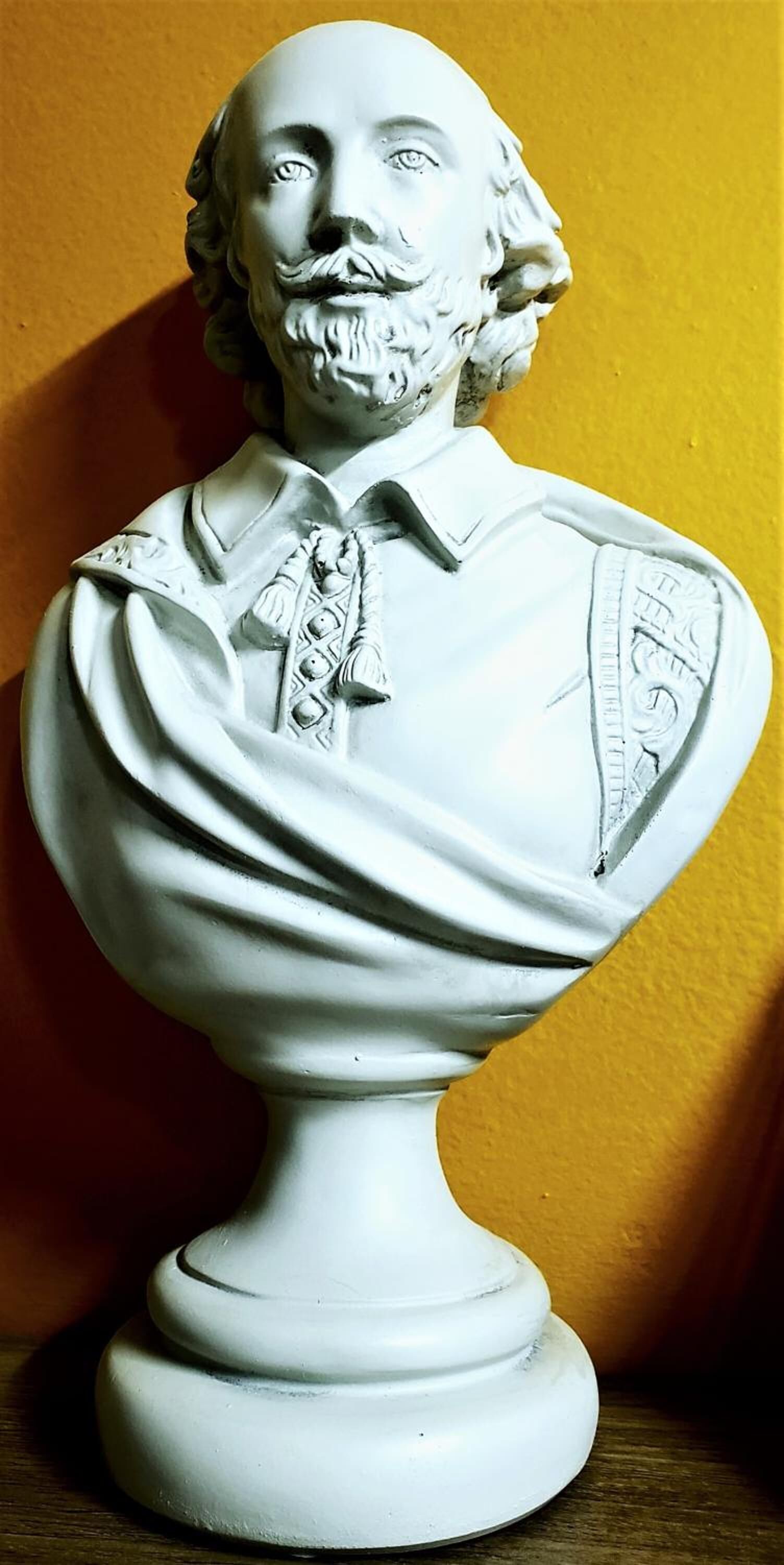 Un busto sobre un pedestal.