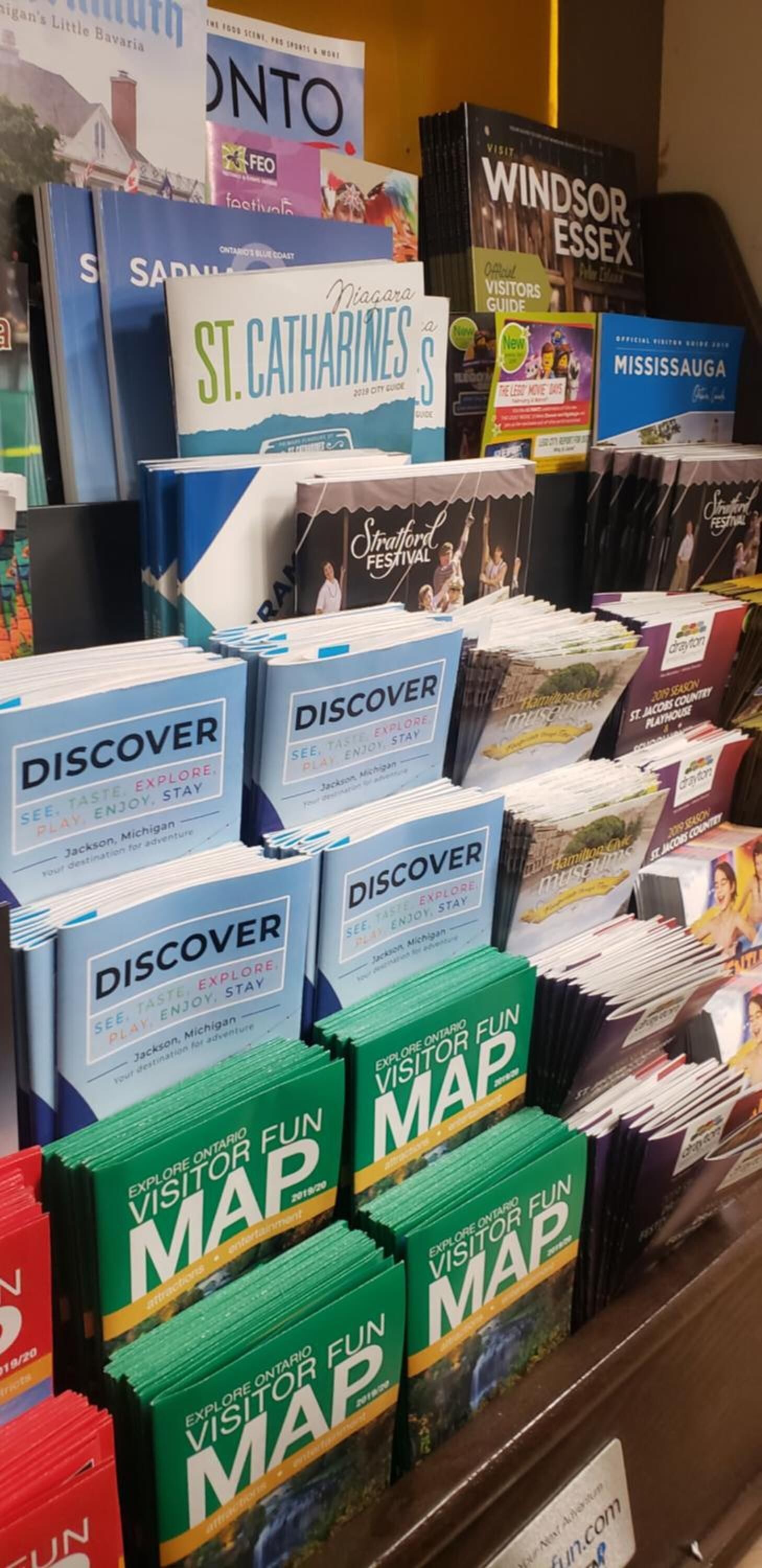 Une exposition de guides de voyage et de cartes de différentes destinations du Michigan.