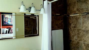 Combined shower/tub, free toiletries, hair dryer, towels