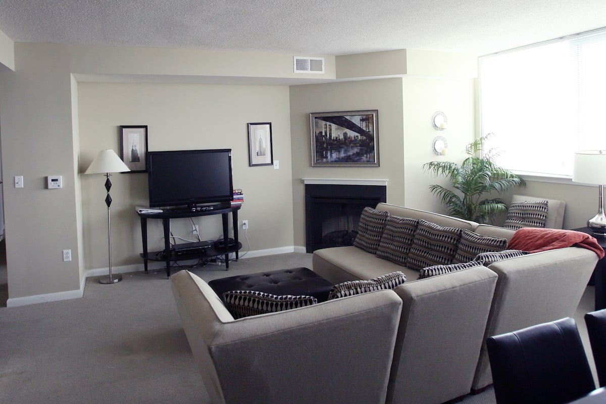 Premier-Apartment, 2 Schlafzimmer, 2 Bäder | Wohnzimmer | 40-Zoll-Flachbildfernseher mit Kabelempfang, Fernseher, DVD-Player