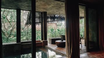 Deluxe-rum - flera sängar - utsikt mot trädgården | Privat pool