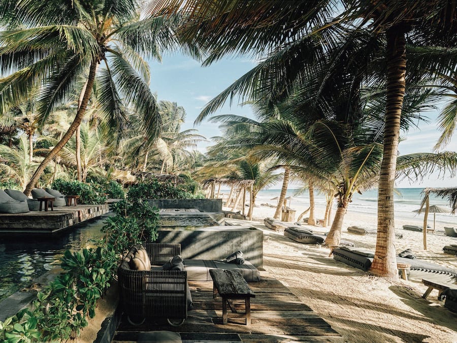 Una piscina al aire libre, sillones reclinables de piscina