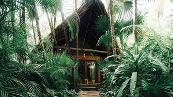 Habitación Deluxe, 1 cama King size, vista al jardín (Bungalow) | Ropa de cama de alta calidad y caja de seguridad en la habitación