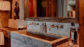 Regadera, amenidades de baño gratuitas, secadora de cabello, toallas