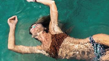 Una persona flotando en agua cristalina.