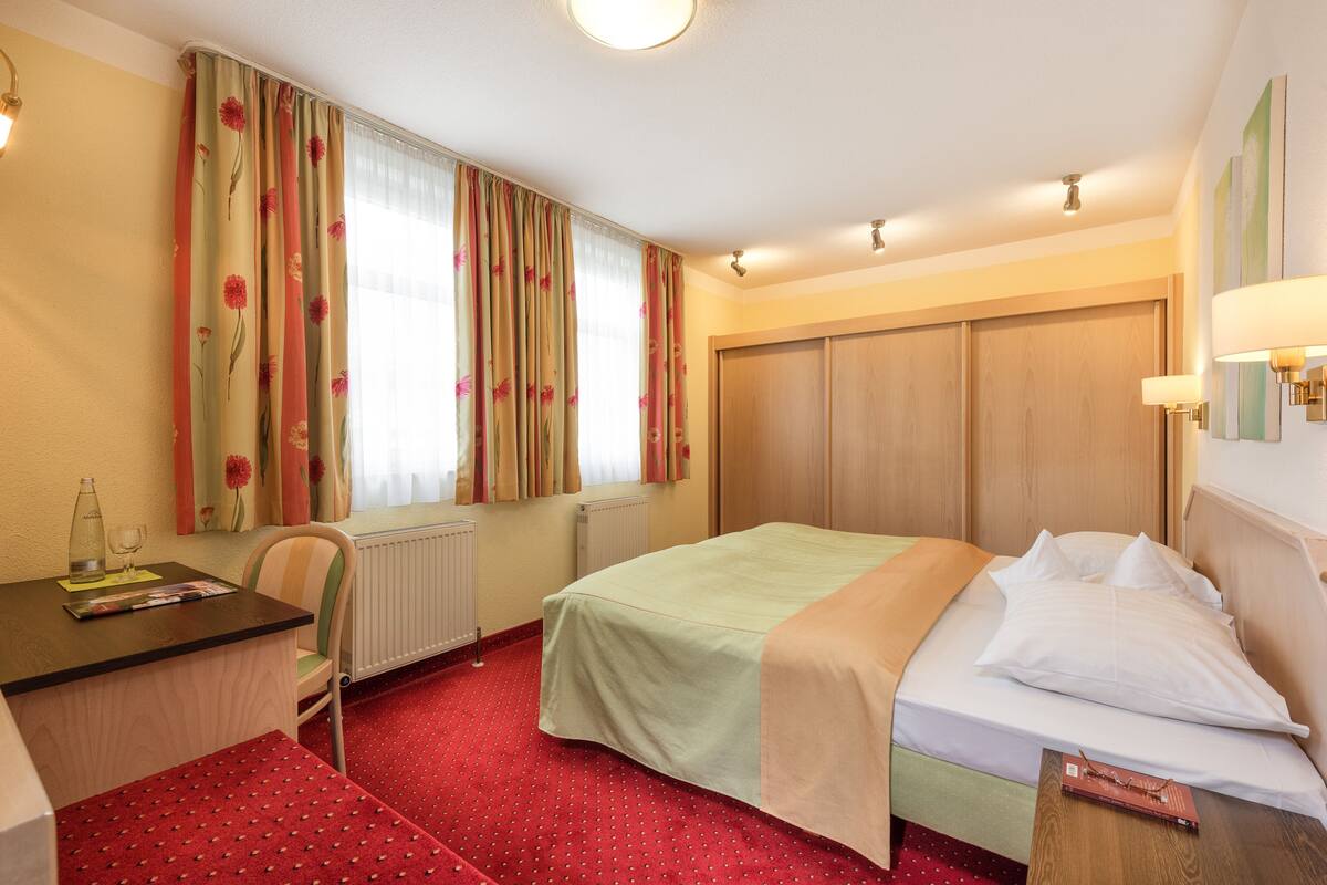 Suite, Balcony | Minibar, desk, iron/ironing board (on request), WiFi (free)