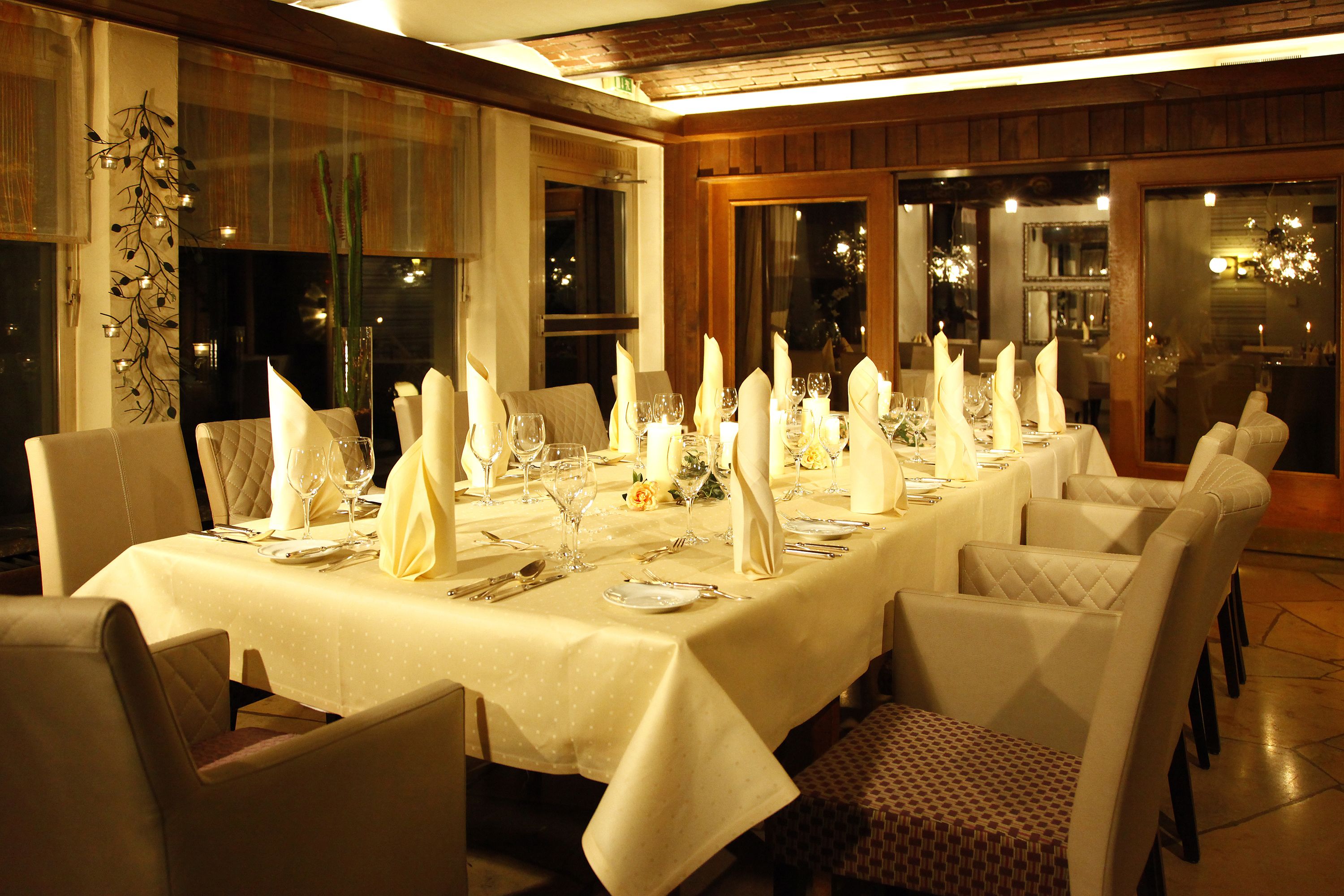 3 restaurants; breakfast, lunch, and dinner served