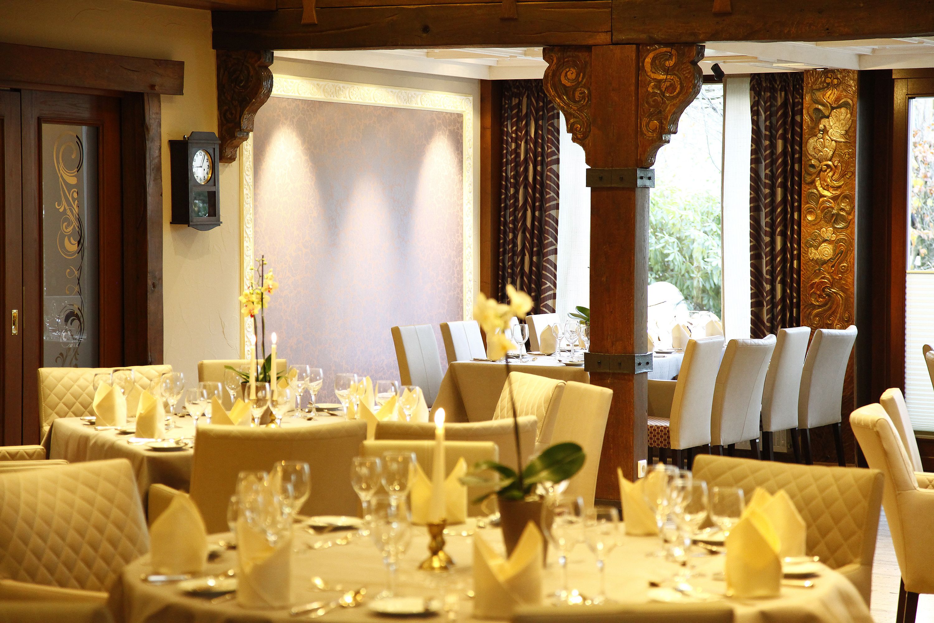 3 restaurants, breakfast, lunch, dinner served; regional cuisine