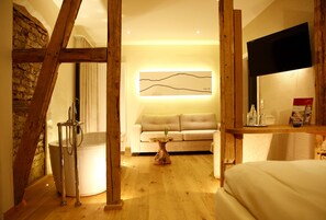 Doppia Exclusive (Wellness) | Una cassaforte in camera, con stile personalizzato, una scrivania