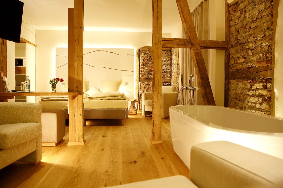 Exclusive-Doppelzimmer (Wellness) | Zimmersafe, individuell dekoriert, Schreibtisch, Verdunkelungsvorhänge