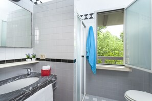 Ducha, bidet, papel higiénico