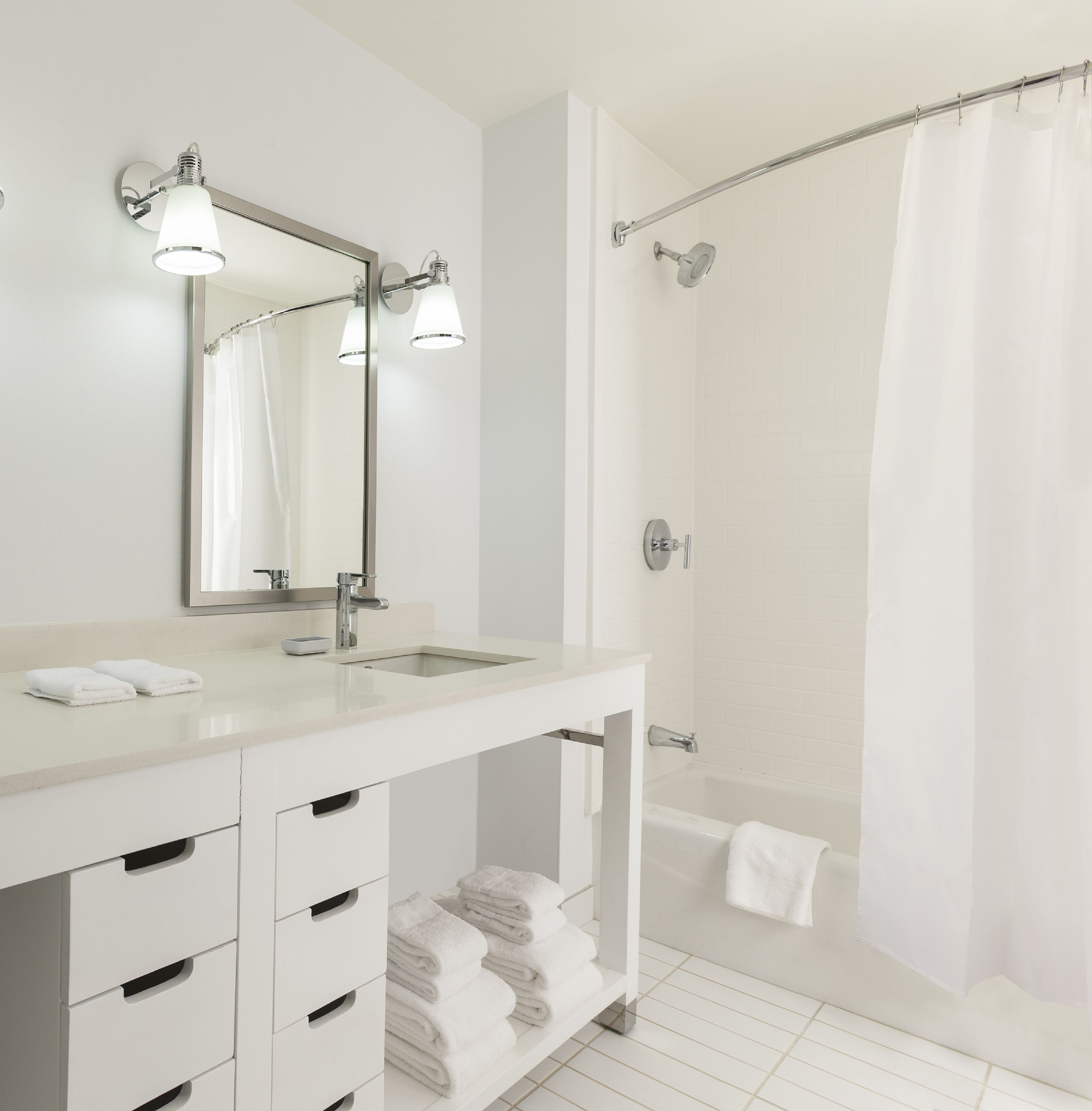 Ensemble baignoire-douche, articles de toilette (gratuits)