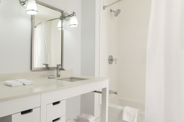 Ensemble baignoire-douche, articles de toilette (gratuits)