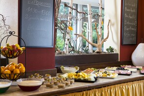 Lunch and dinner served, Regional cuisine