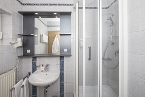 Chuveiro, produtos de toalete grátis, secador de cabelo 