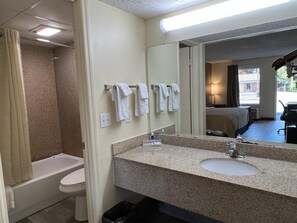 وحدات دش مع أحواض استحمام، مناشف