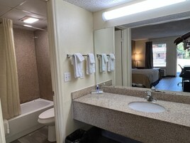 Combined shower/bathtub, towels